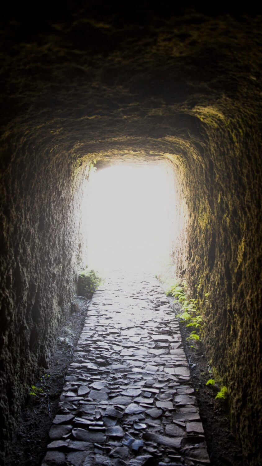 Symbolbild: Dunkler Tunnel mit Licht am Ende - Ausweg aus narzisstischen & toxischen Beziehungen - Dating mit Anna